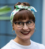 Weibliches Model mit weißem Haarband (Motiv: Grüne Soße Kräuter)
