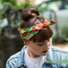 Ein weibliches Model mit einem Haarband mit dem Motiv Streuobstwiesen