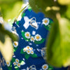 Blaues Apfelwein Hawaiihemd mit grauen Bembeln, gerippten Apfelweingläsern und Apfelblüten