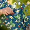 Dunkelblaues Kirschbaum Hawaiihemd mit roten Kirschen, weißen Kirschblüten und grünen Kirschbaumzweigen