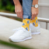 Gelbe Socken mit hellgrauen Bembeln für Apfelweinfreunde