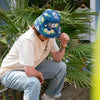 Blauer Apfelwein Bucket Hat mit Bembeln, gerippten Gläsern und Apfelblüten