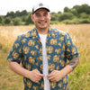 Dunkelblaues Hawaiihemd mit goldenem Hopfen Muster
