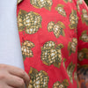 Magentarotes Hawaiihemd mit goldenem Hopfen Muster