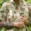 Beiges Schwarzwald Hawaiihemd mit Kiefer, Fichten und Kuckucksuhren