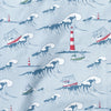 Hellblauer Nordsee-Stoff mit Leuchttürmen, Wellen und Fischkutter