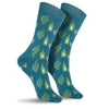 Blaue Socken mit Weinreben und Weinflaschen für Weinfreunde