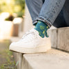 Blaue Socken mit Weinreben und Weinflaschen für Weinfreunde
