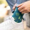Blaue Socken mit Weinreben und Weinflaschen für Weinfreunde