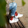 Rote Socken mit Weinreben und Weinflaschen für Weinfreunde