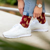 Rote Socken mit Weinreben und Weinflaschen für Weinfreunde