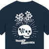 Dunkelblaues T-Shirt mit großem Siebdruck auf dem Rücken: weißer Totenkopf mit Bembelverzierung und Apfelblüten. Darunter steht "An Äppler a day keeps the Reaper away"