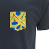 Dunkelblaues T-Shirt mit gelber Brusttasche mit blauen Kornblumen