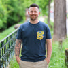 Dunkelblaues T-Shirt mit gelber Brusttasche mit blauen Kornblumen