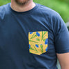 Dunkelblaues T-Shirt mit gelber Brusttasche mit blauen Kornblumen