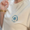 Naturfarbenes T-Shirt mit kleinem Schönwetterfront Logoprint auf Brusthöhe und dem Spruch "Good Vibes & Ebbelwoi" Siebdruck