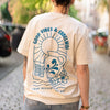 Naturfarbenes T-Shirt mit großem "Good Vibes & Ebbelwoi" Siebdruck auf dem Rücken: Bembel, Apfelweingläser, Apfelblüte. Darunter steht "From Hessen with Love"