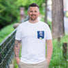 Weißes T-Shirt mit blauer Apfelwein Brusttasche mit Apfelblüten, Bembel und geripptem Apfelweingläsern