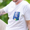 Weißes T-Shirt mit blauer Apfelwein Brusttasche mit Apfelblüten, Bembel und geripptem Apfelweingläsern