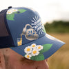 Blaue Apfelwein Trucker Cap mit Bembel, gerippten Gläsern und Apfelblüten