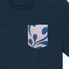 Dunkelblaues T-Shirt mit hellgrauer Brusttasche mit blauen Bembel Verzierungen