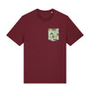 Dunkelrotes T-Shirt mit grüner Wald und Wiese Brusttasche